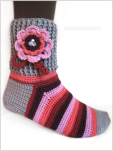 çiçekli-renkli-el-örgüsü-çorap-modeli.jpg